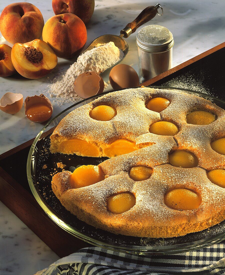 Quick fruit sponge with peaches and icing sugar