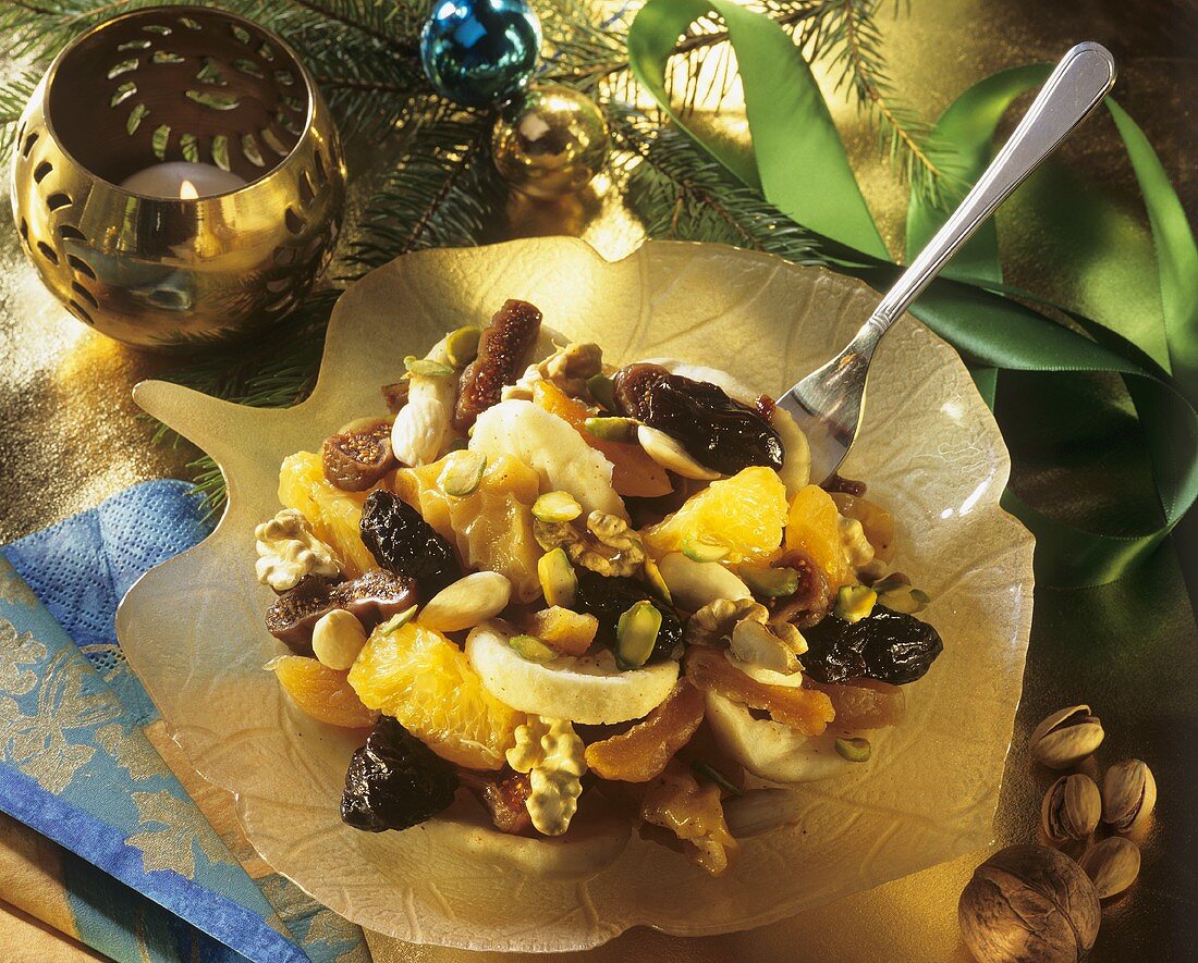 Weihnachtlicher Obstsalat mit Nüssen und Trockenfrüchten