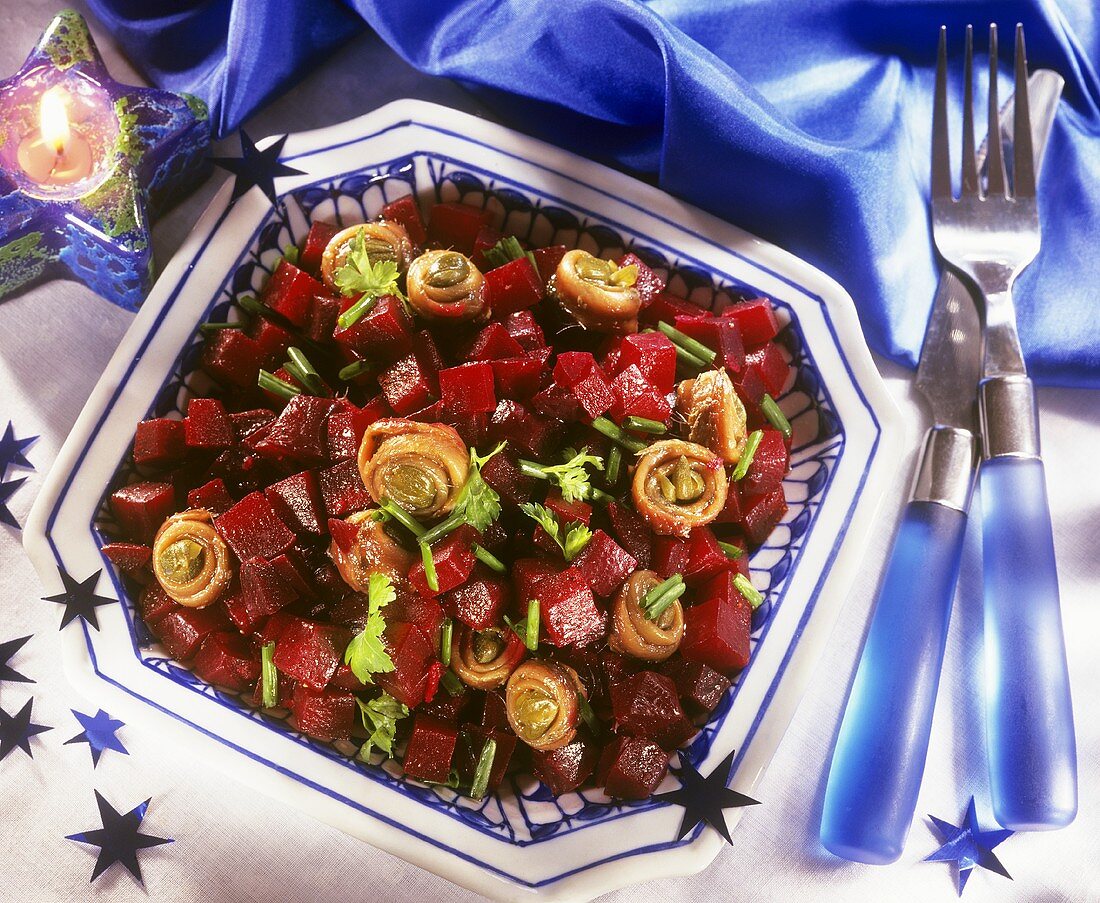 Rote-Bete-Salat mit Sardellenröllchen zu Weihnachten