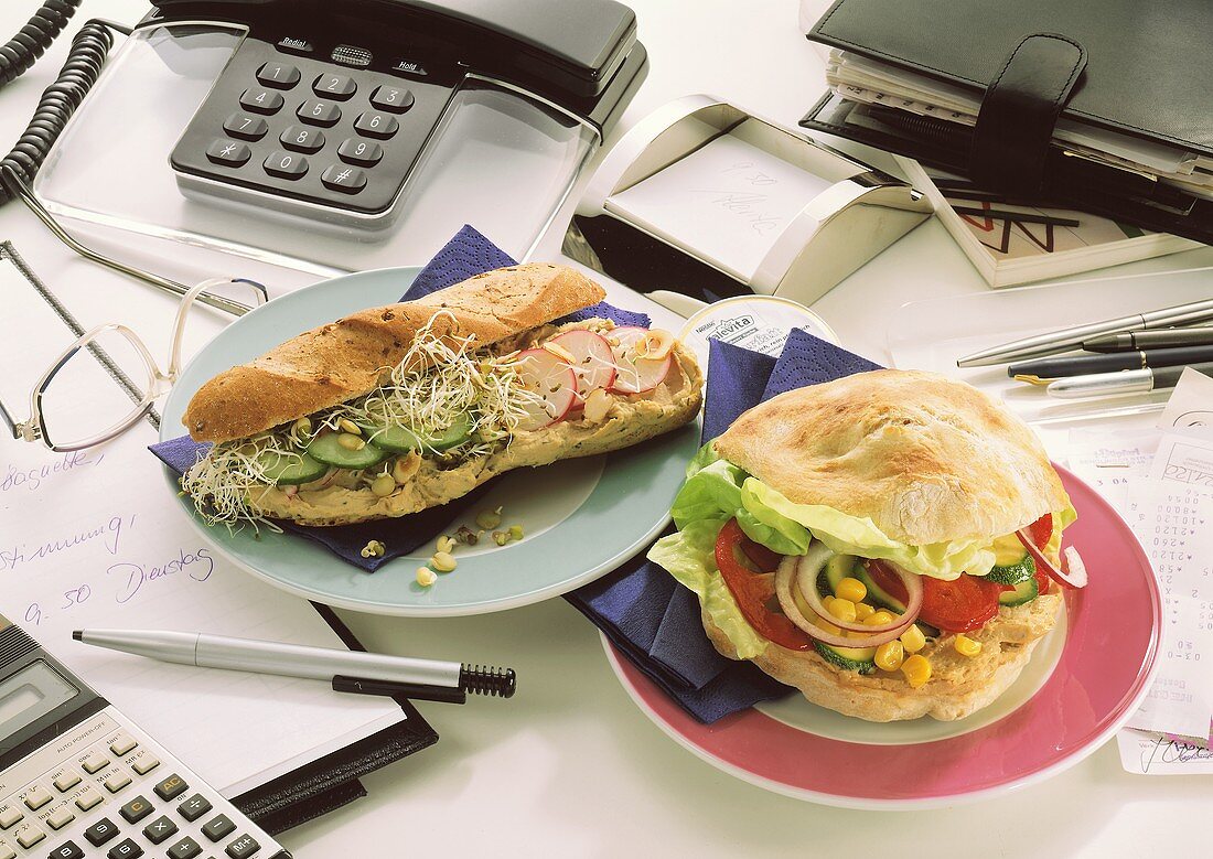 Zwei gesunde Sandwiches auf einem Büroschreibtisch