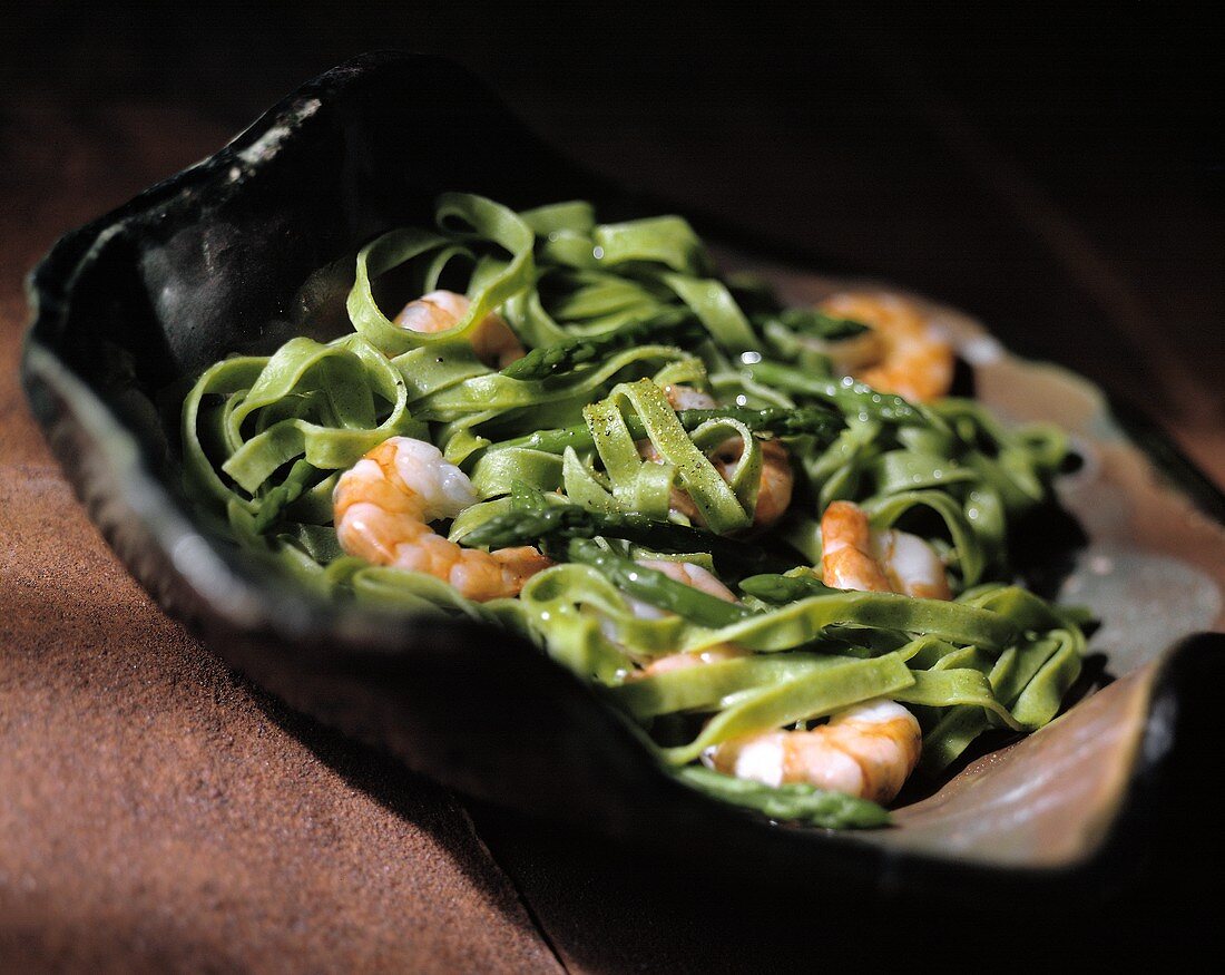 Spinach tagliatelle with green asparagus and shrimps