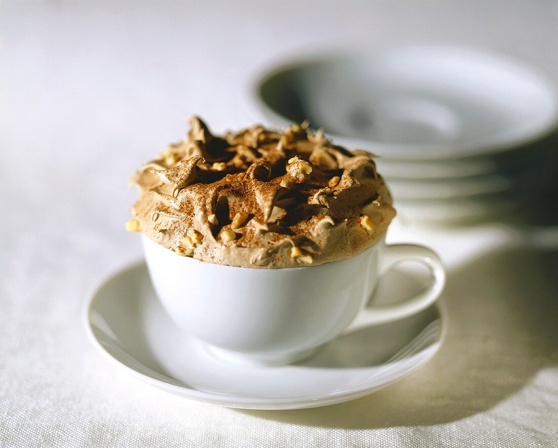 Schoko-Nuss-Mousse in einer Kaffeetasse