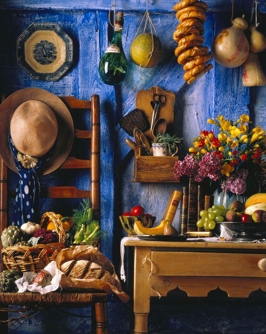 Stillleben in einer Landhausküche mit Gemüsekorb, Brot etc.