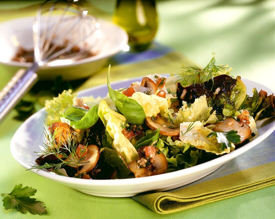 Blattsalat in Tomatenvinaigrette mit Egerlingen