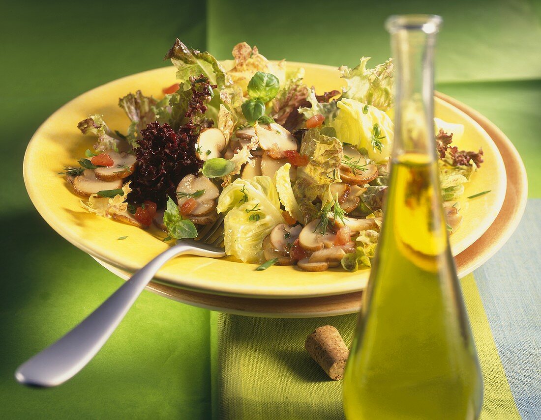 Blattsalate in Tomatenvinaigrette mit Egerlingen; Olivenöl