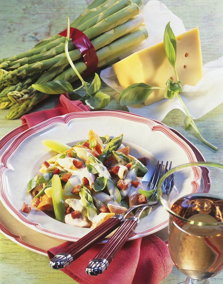 Penne mit Spargel-Carbonara-Sauce auf Teller