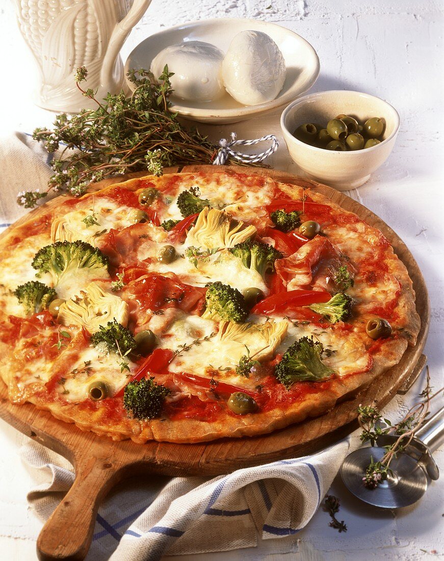 Pizza con verdure e prosciutto (Ham and vegetable pizza)