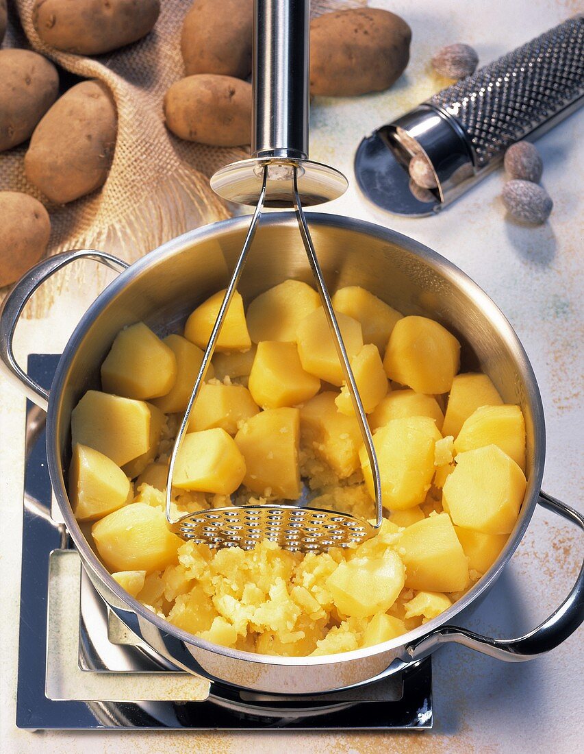 Kartoffeln zerstampfen für Püree