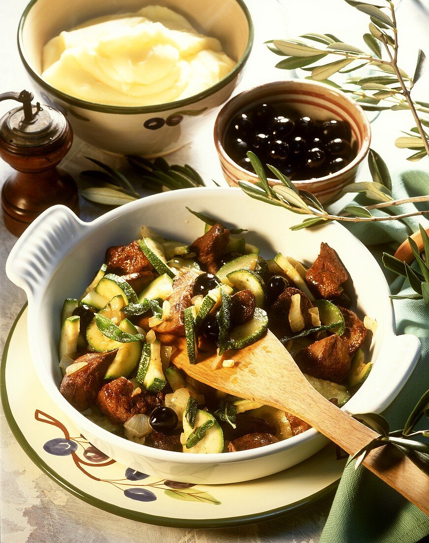 Geflügelleberpfanne mit Zucchini, Oliven und Salbei