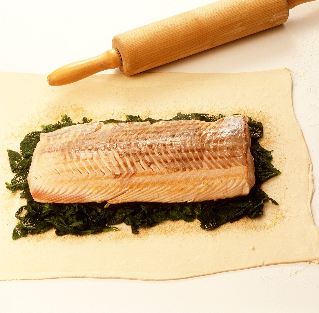 Making salmon in puff pastry with spinach