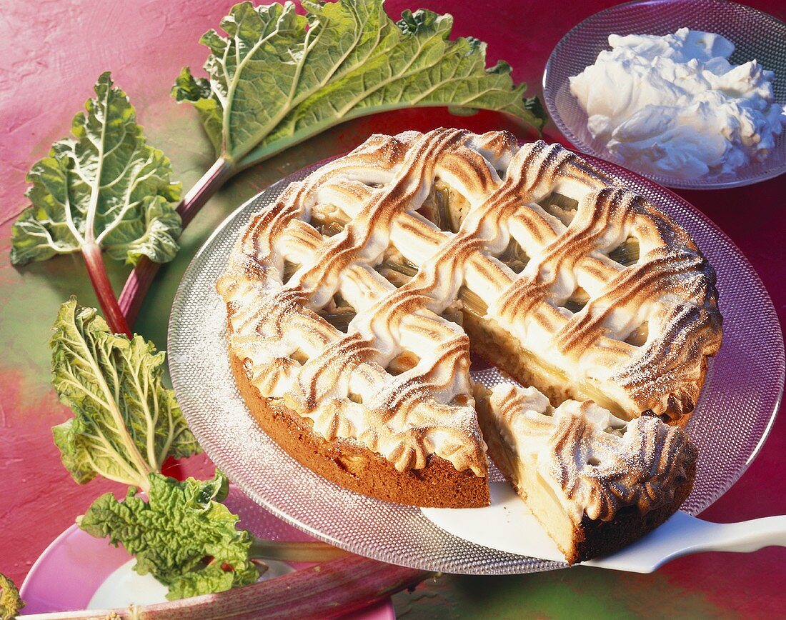 Marzipan-Rhabarber-Torte mit Baisergitter