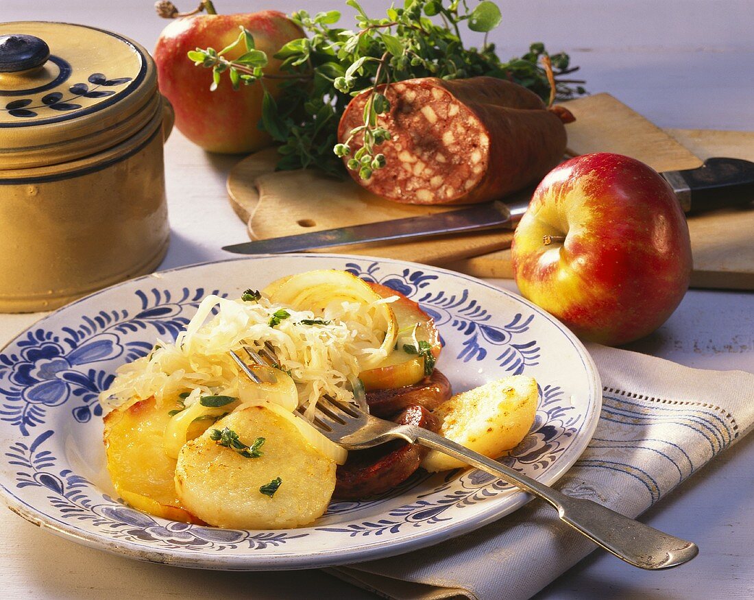 Gebratene Klösse mit Sauerkraut und Rotwurst