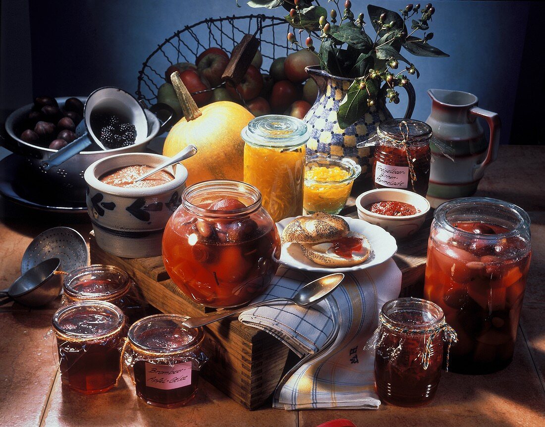 Stillleben mit verschiedenen Marmeladen, Obst und Kürbis