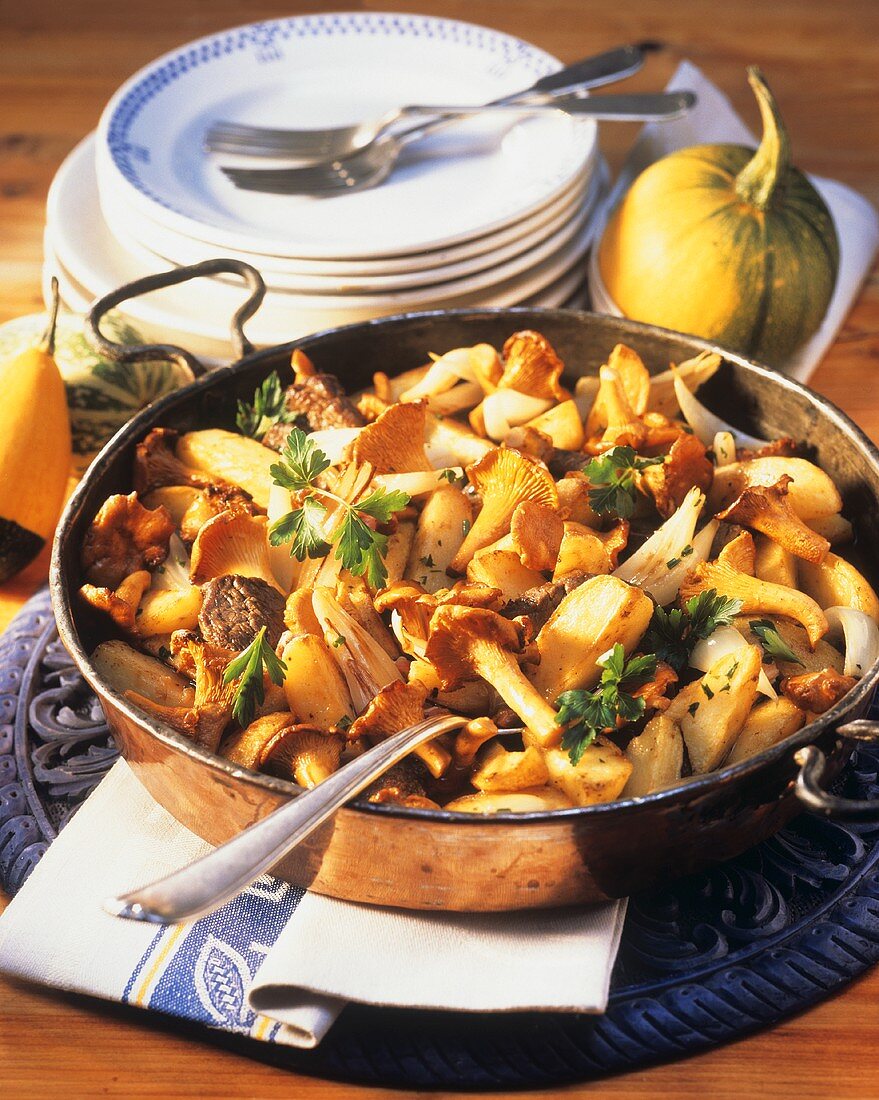 Fried potatoes with chanterelles and beef fillet