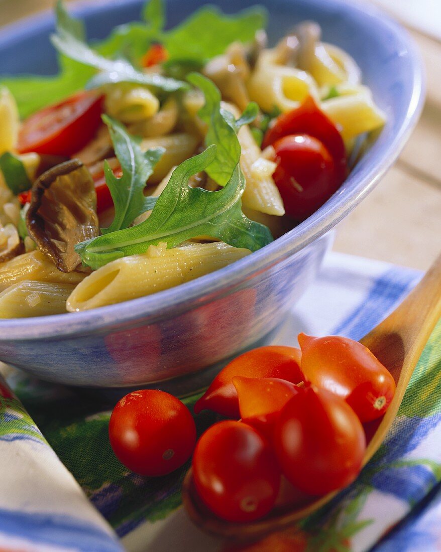 Pasta salad with mushrooms, tomatoes and rocket