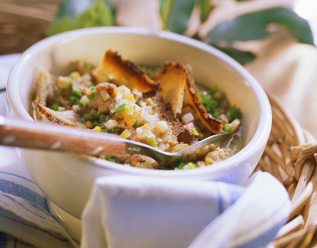 Brotsuppe mit Leberwurst und Gemüse in einer Schale