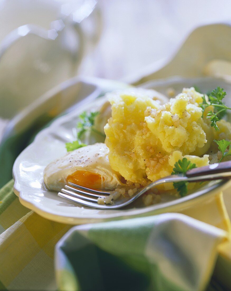 Mashed potatoes with poached eggs and bacon sauce