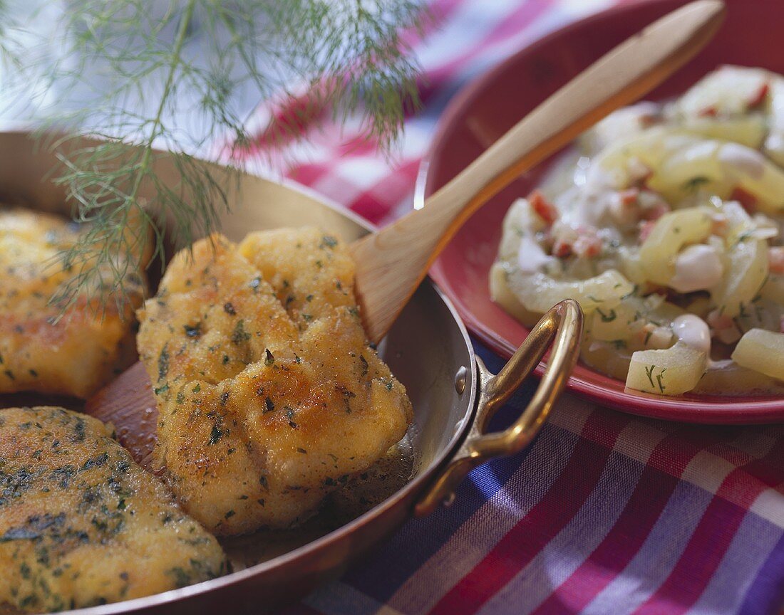 Panierte Kabeljaufilets mit Schmorgurken und Dill