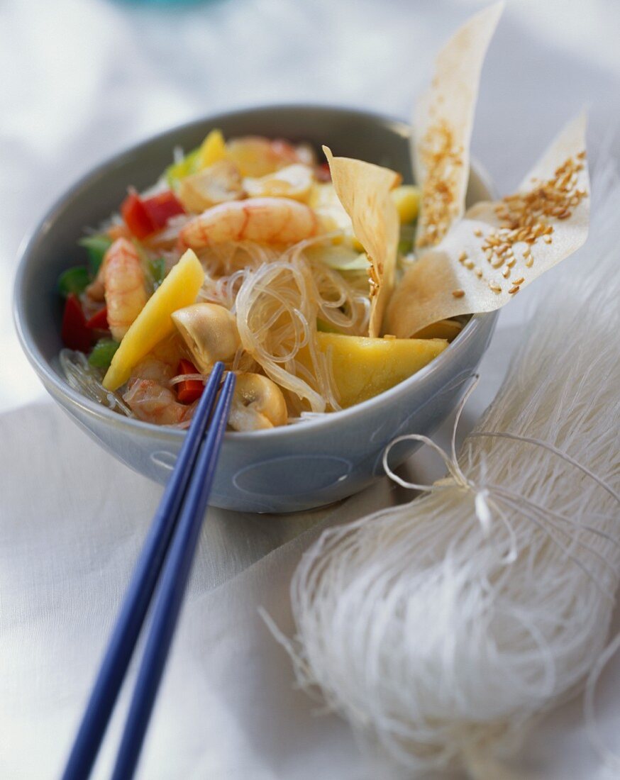 Fruity glass noodle salad with mango and shrimps