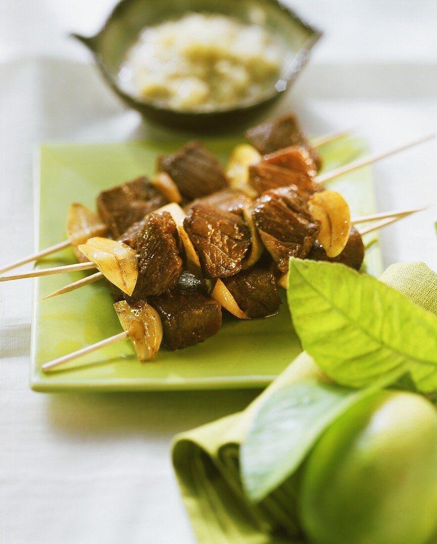 Würziges Rindfleisch-Sate mit Knoblauch und Ingwer