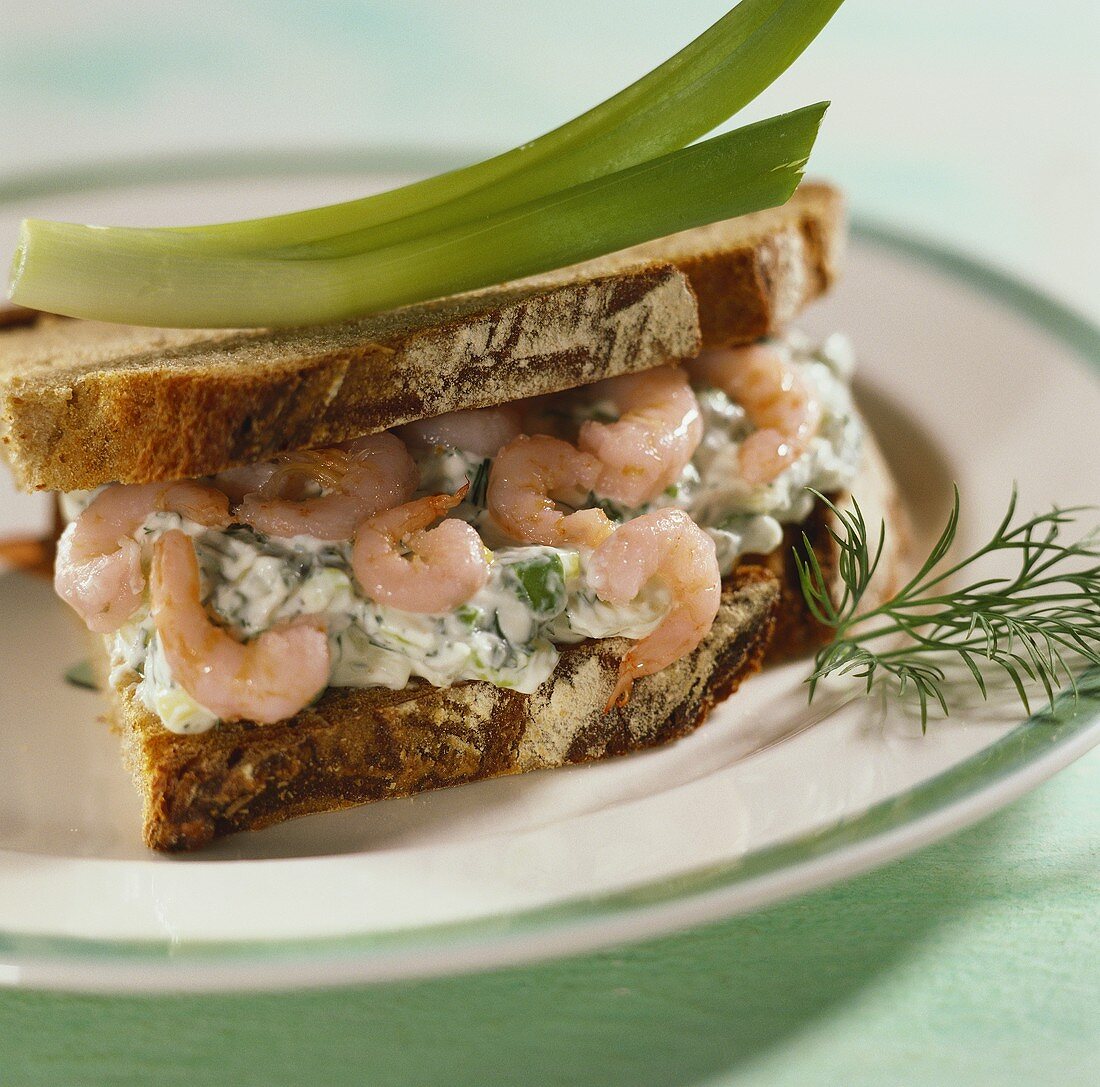 Quark and shrimp sandwich with dill