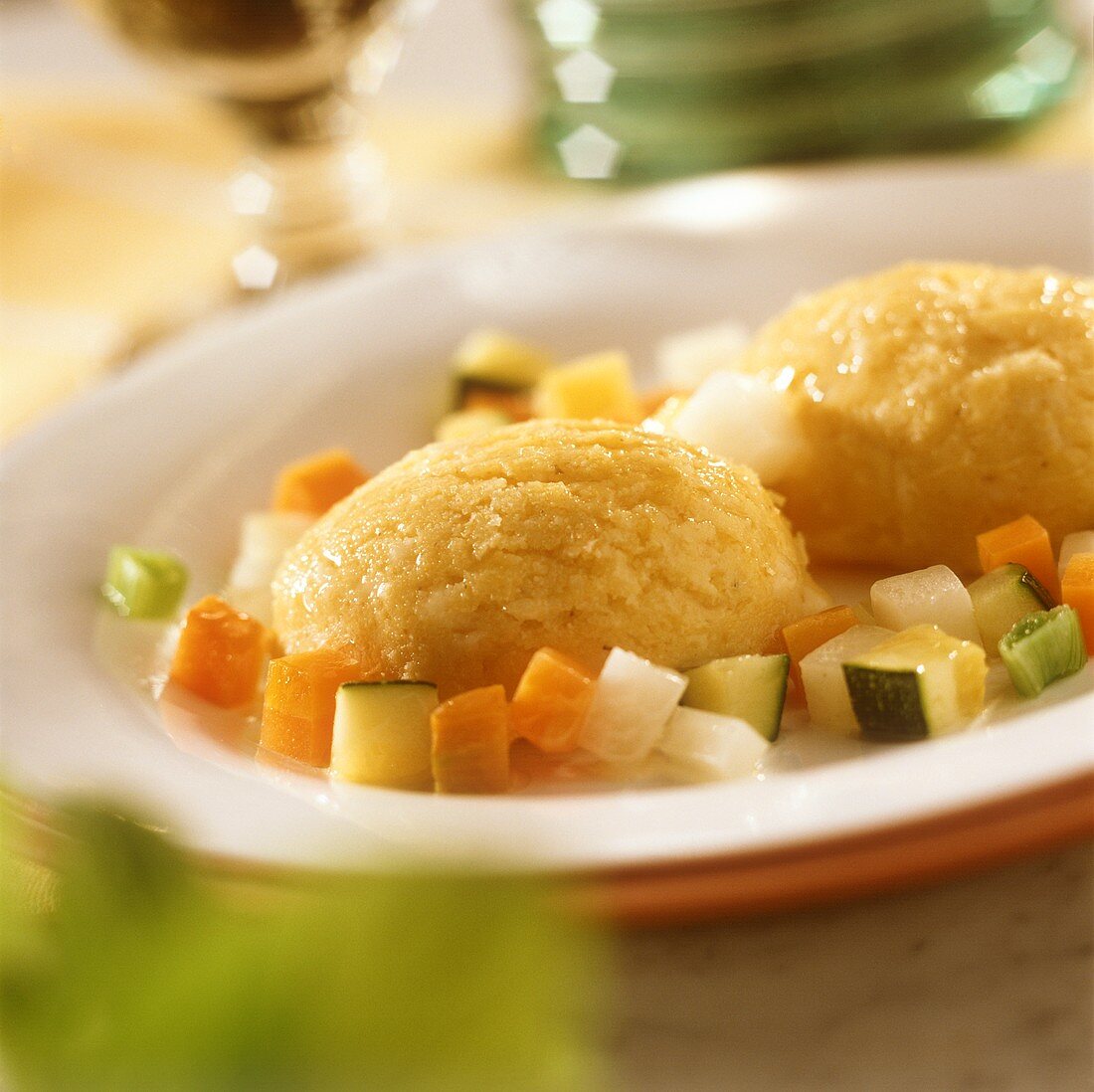 Polenta mit Frühlingsgemüse auf Teller