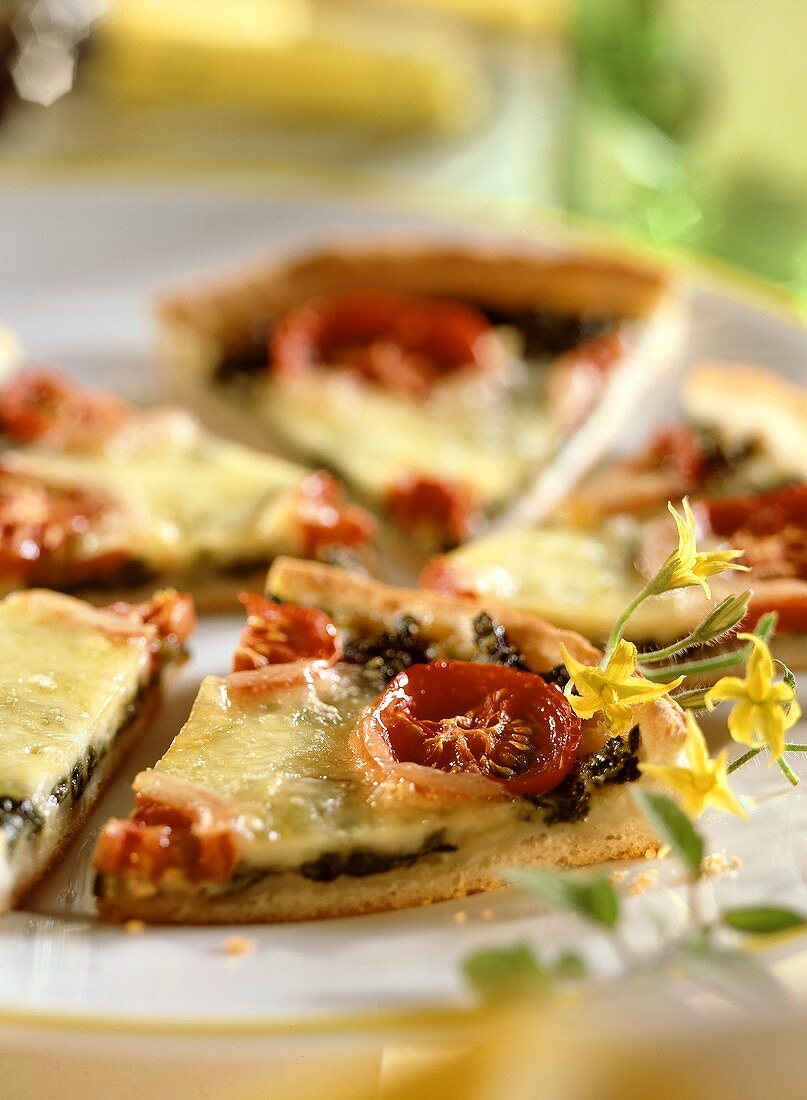 Spinach and tomato tart with cheese