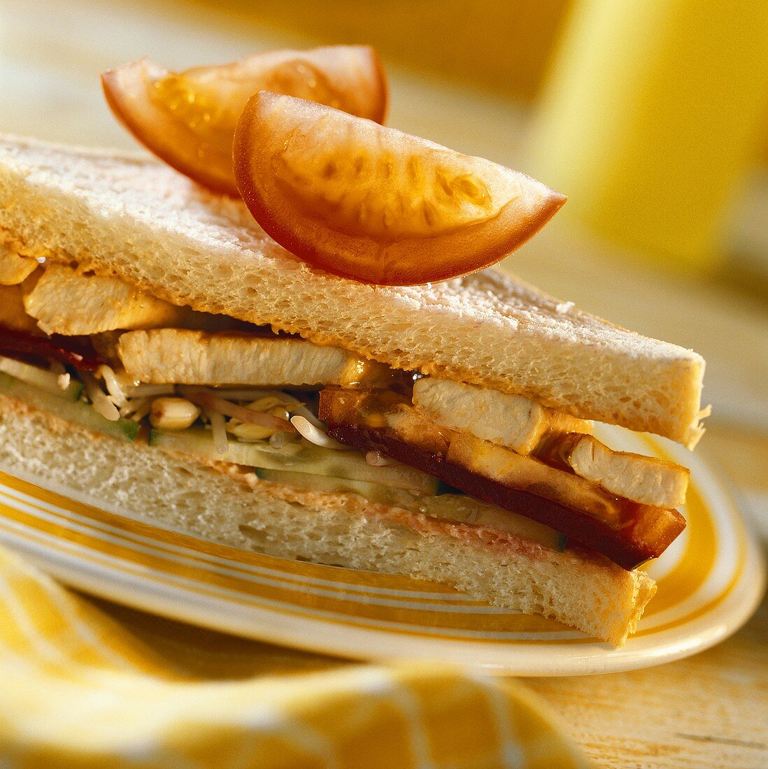 Sommersandwich mit Putenschnitzel, garniert mit Tomaten