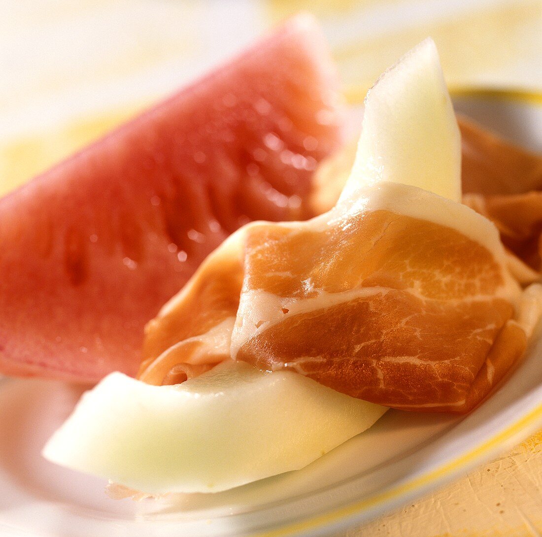 Melonen mit Rohschinken auf Teller