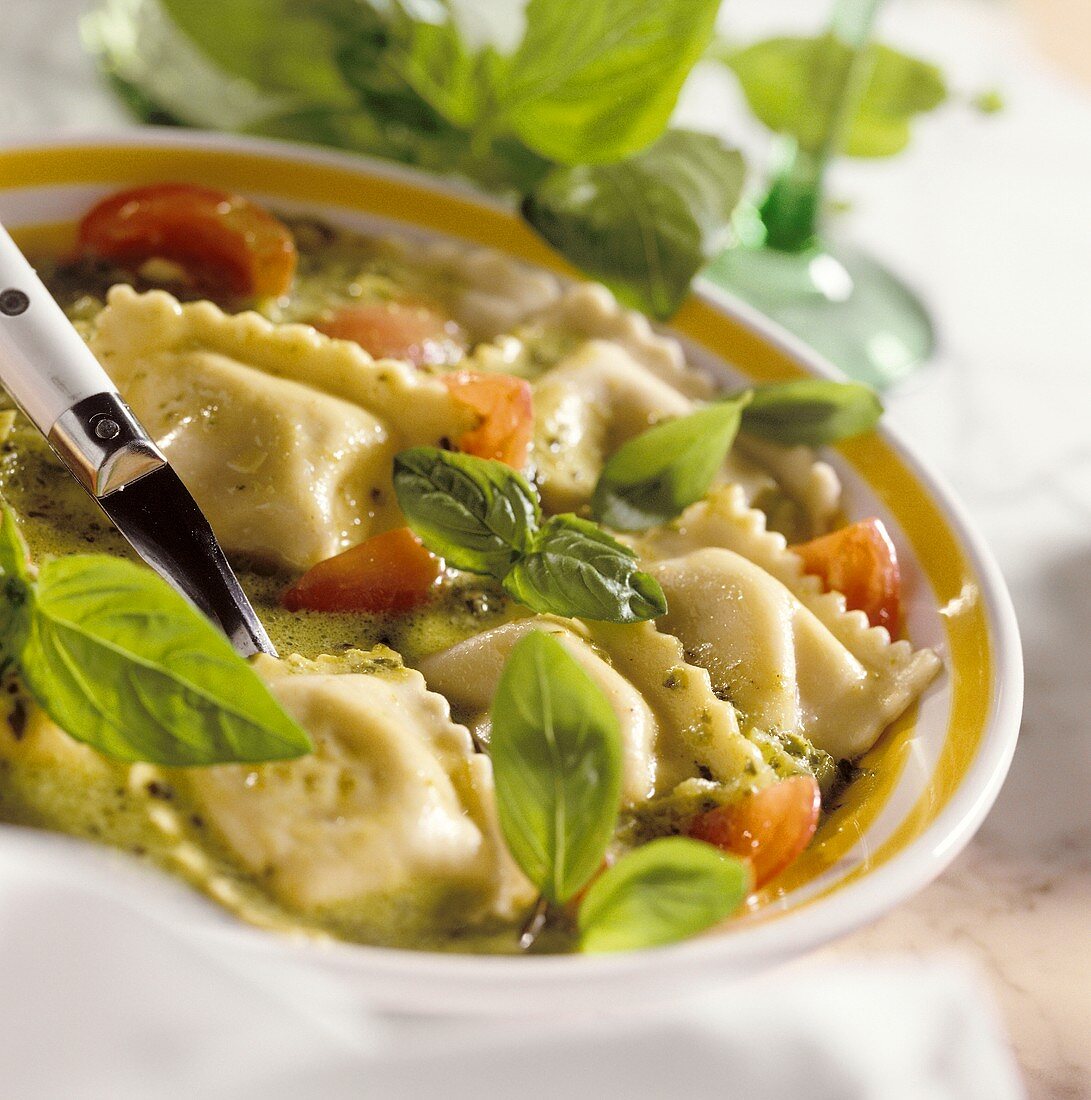 Ravioli-Eintopf mit Pestocreme und frischem Basilikum