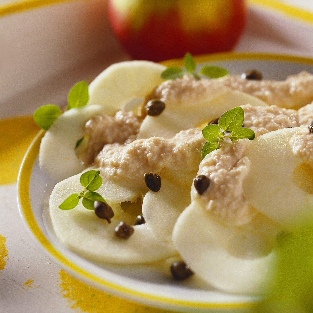 Apfelcarpaccio mit Meerrettichdressing, Kapern und Kräutern