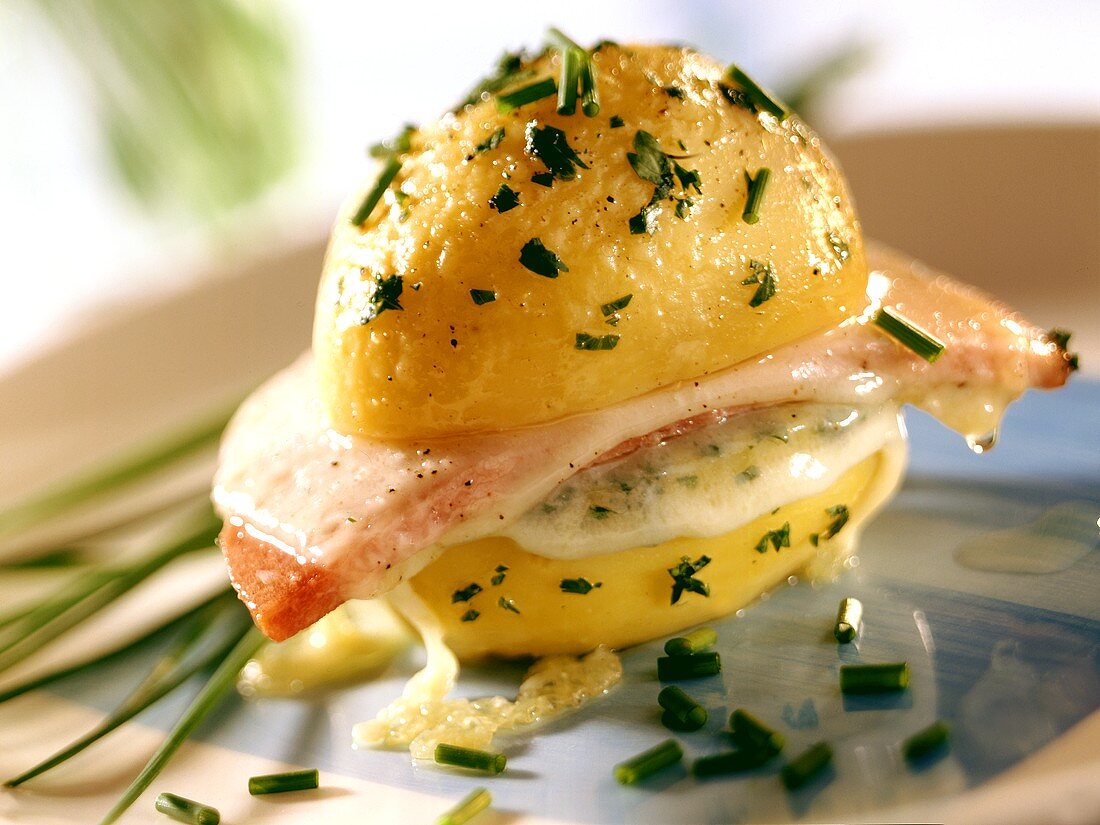 Potato croque with Gruyere, ham and chives