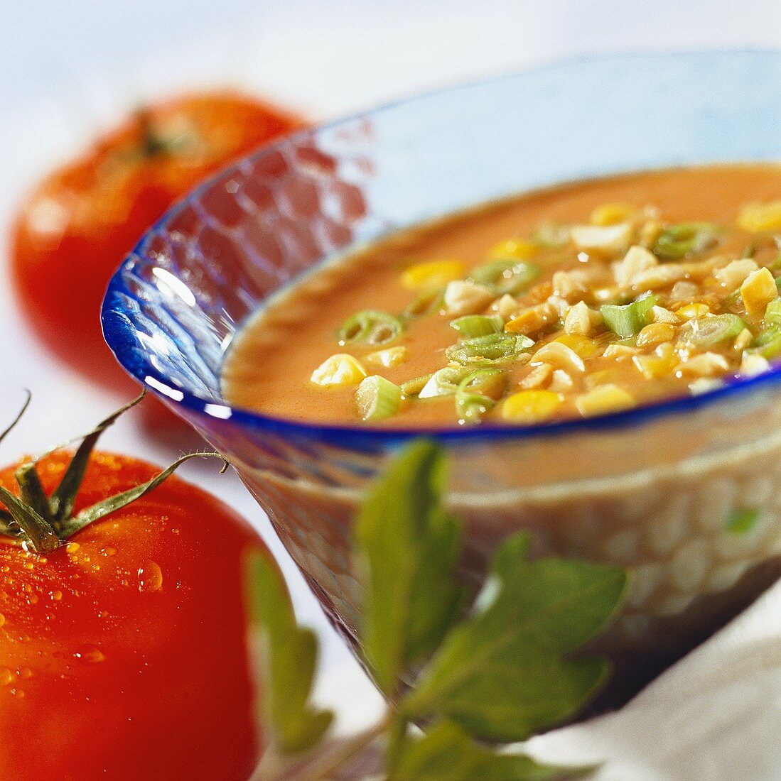 Tomatensuppe mit Mais, Erdnüssen und Frühlingszwiebeln