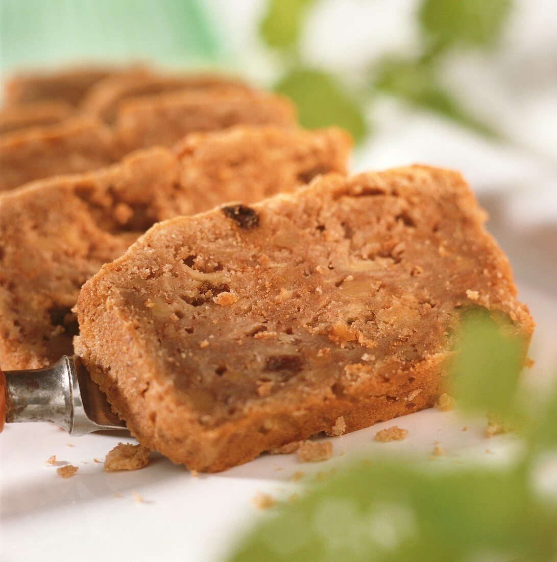 Einige Scheiben Apfel-Walnuss-Brot mit Rosinen