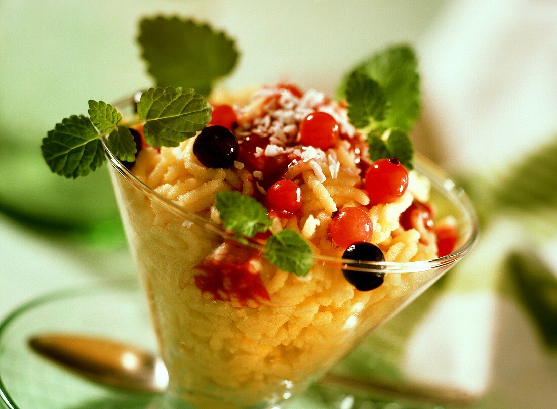 Semolina spaghetti with berry sauce and lemon balm