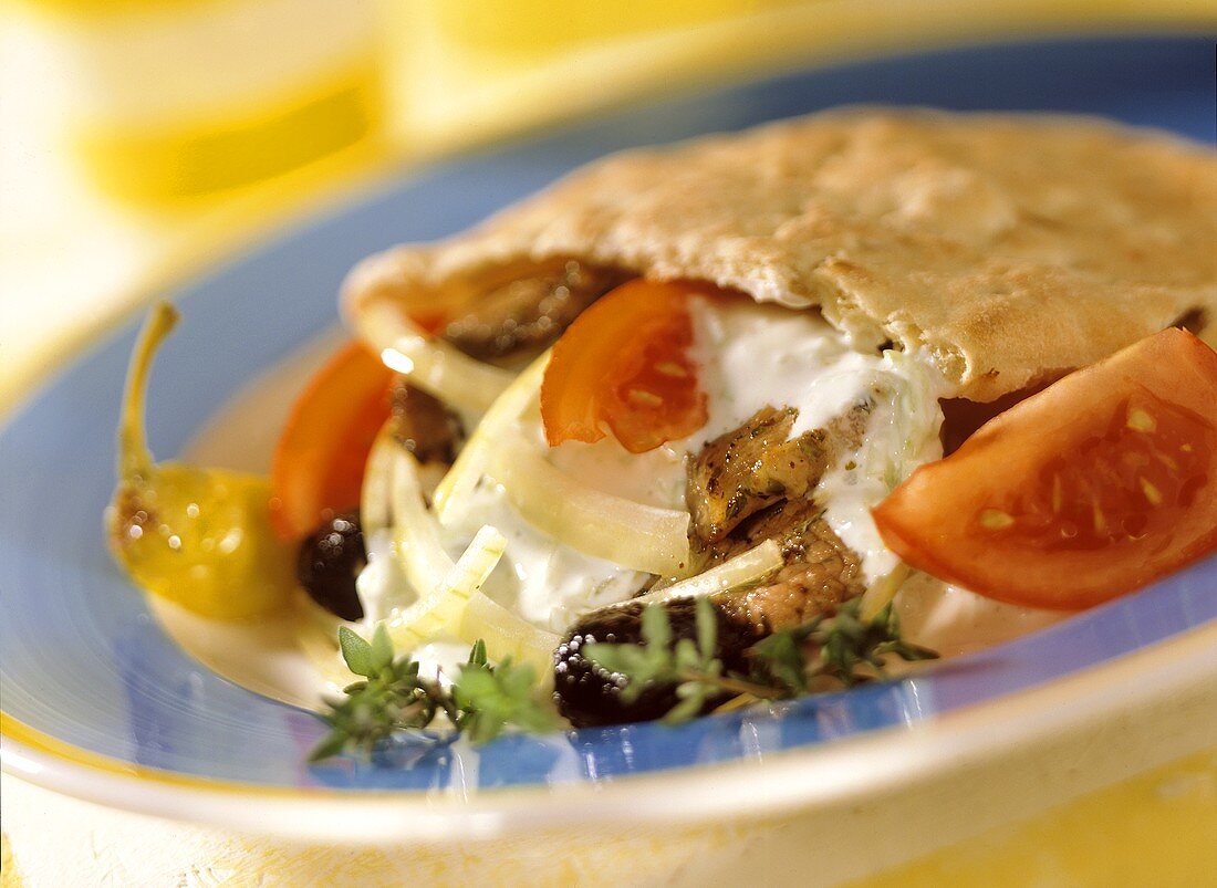 Pitta bread with gyros, yoghurt and vegetables