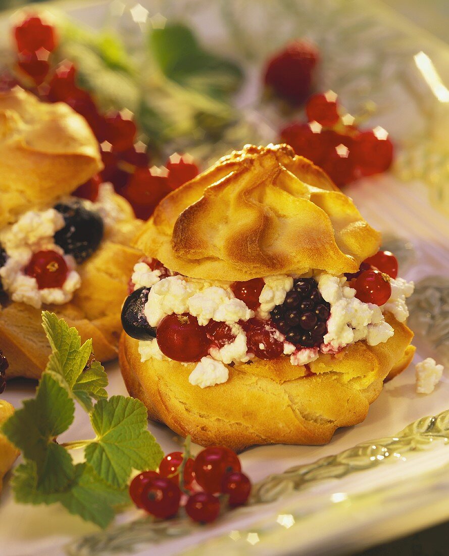 Cream puffs with berries and soft cheese