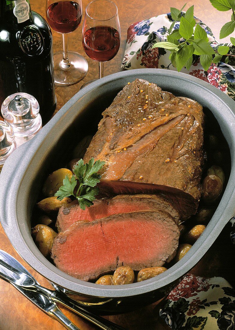 Roastbeef mit Kartoffeln im Bräter; Rotwein