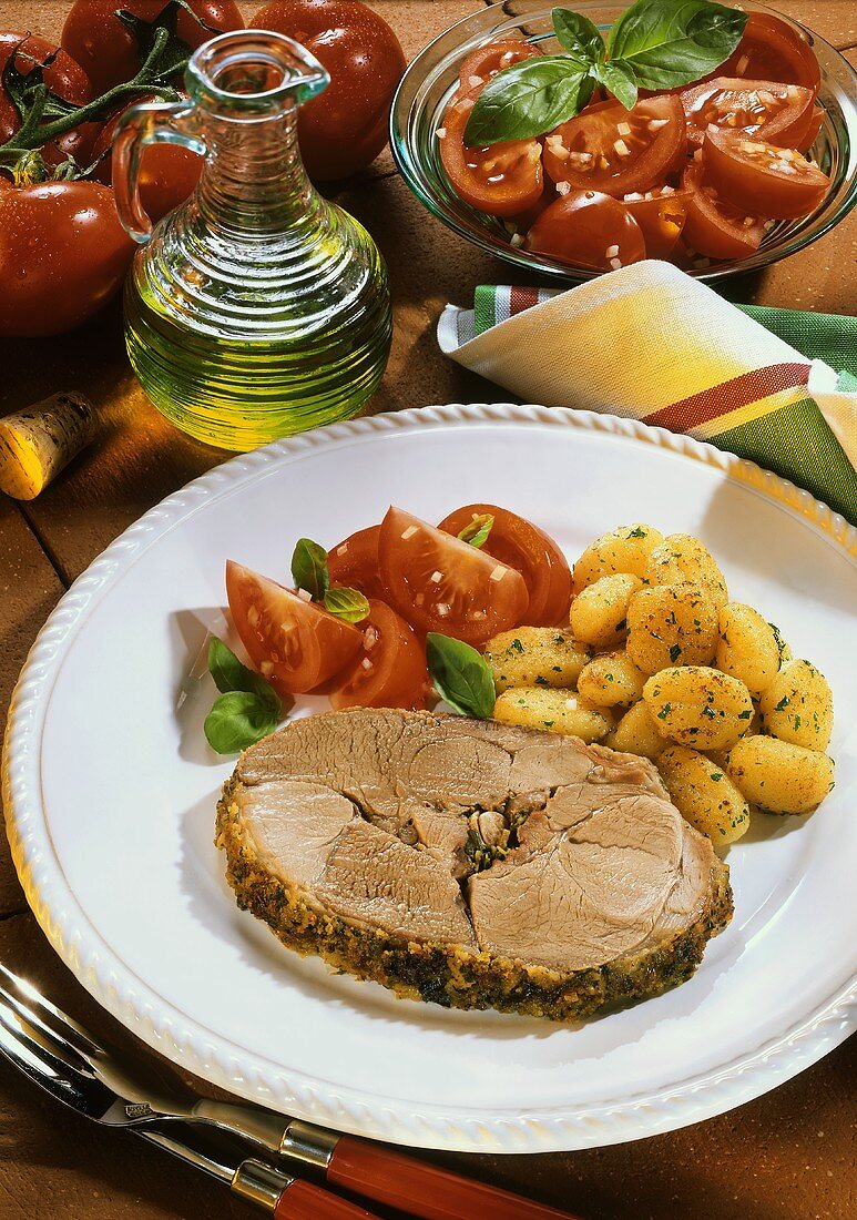 Lammkeule römische Art mit Tomatensalat und Kartoffeln