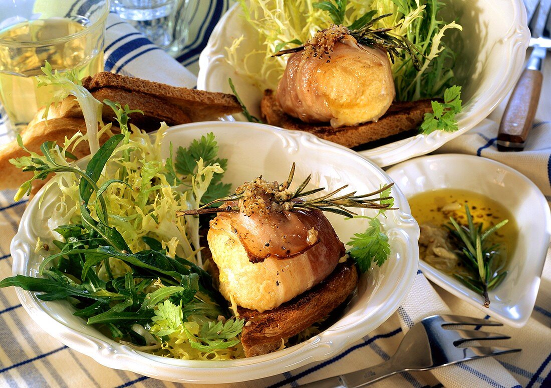 Gespickter Rosmarin-Ziegenkäse auf Toastbrot mit Salat