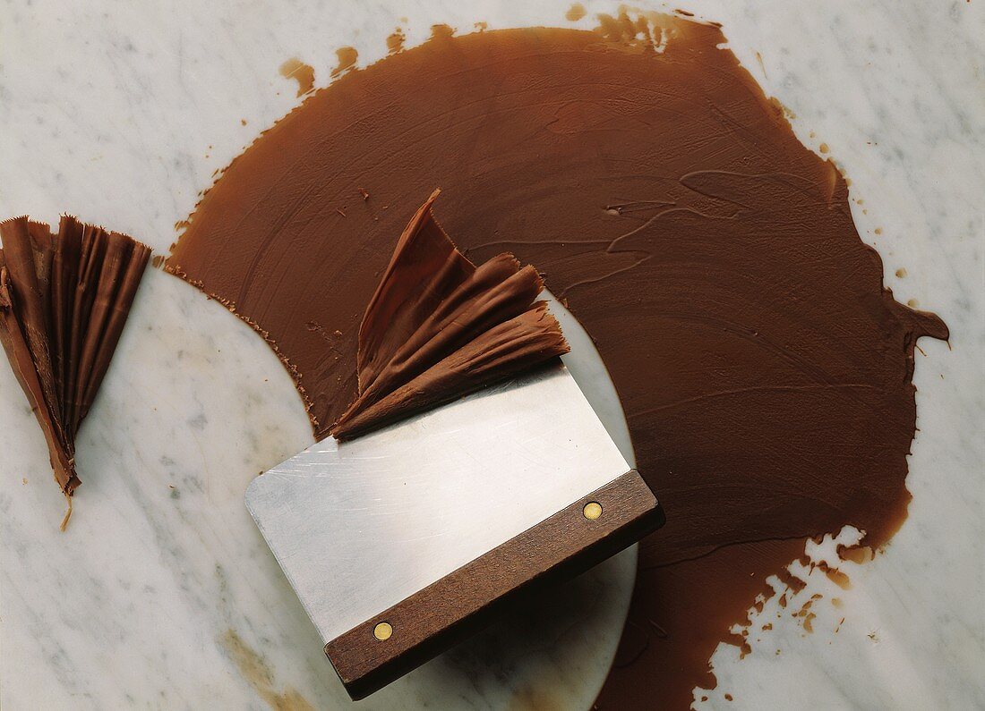 Forming chocolate fan from couverture using spatula