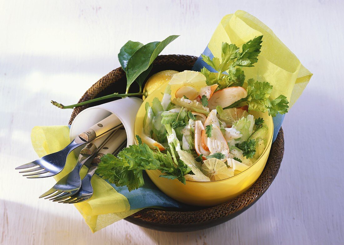 Staudensellerie-Salat mit Surimi, Zitrone und saurer Sahne