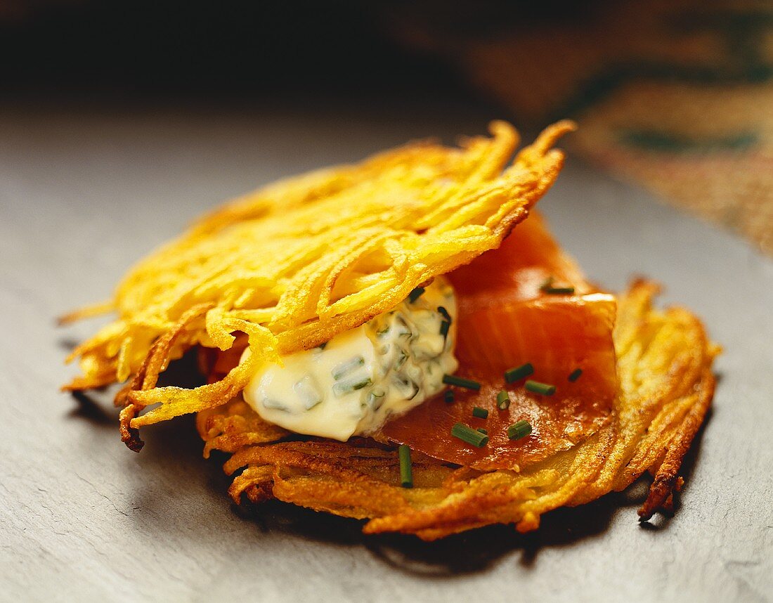 Kartoffelpuffer mit Räucherlachs und Creme fraiche