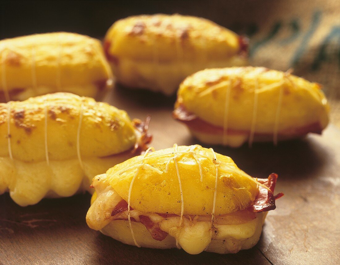 Stuffed potatoes with ham and cheese