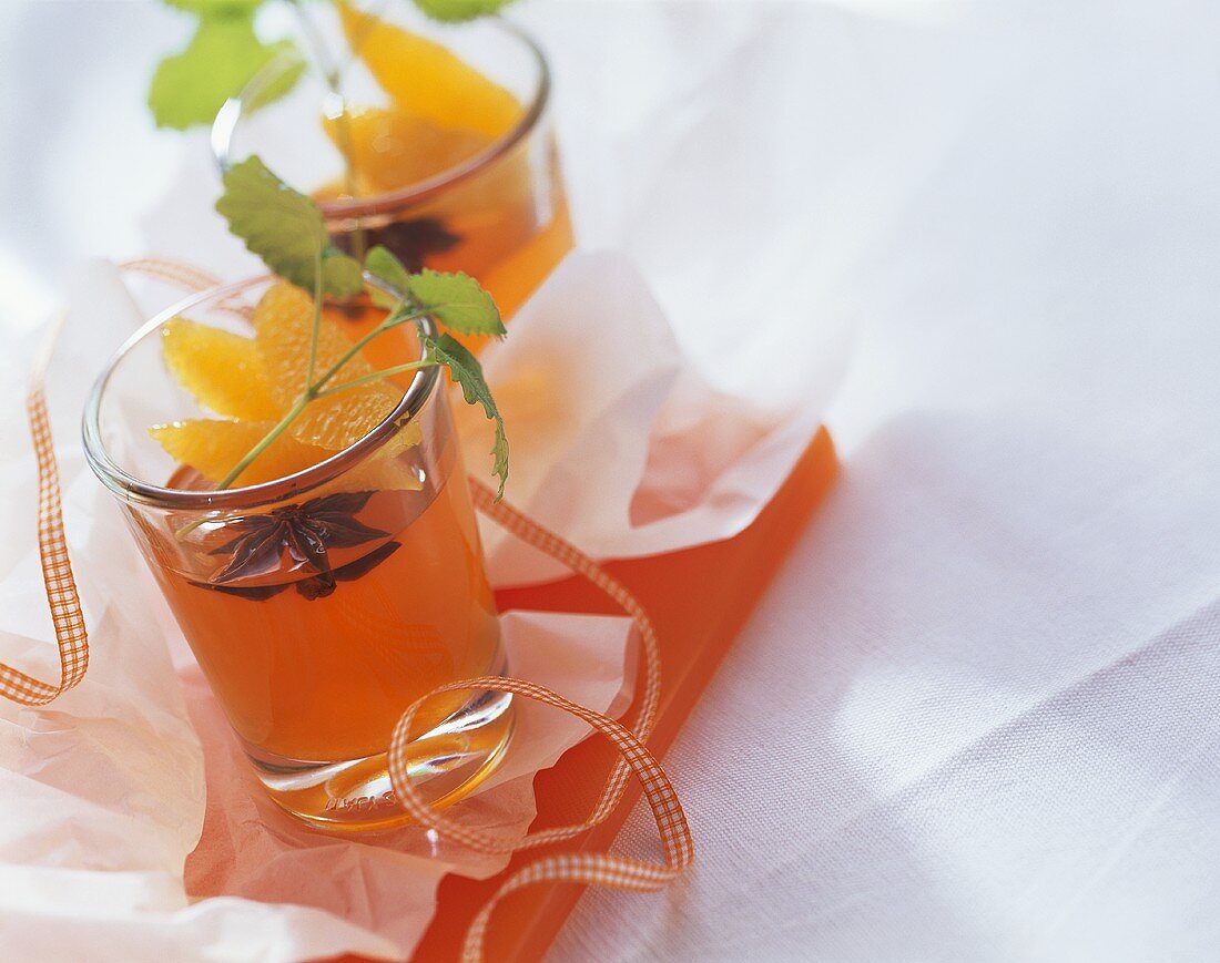 Orangen-Punsch-Gelee mit Minzeblättchen in Gläsern
