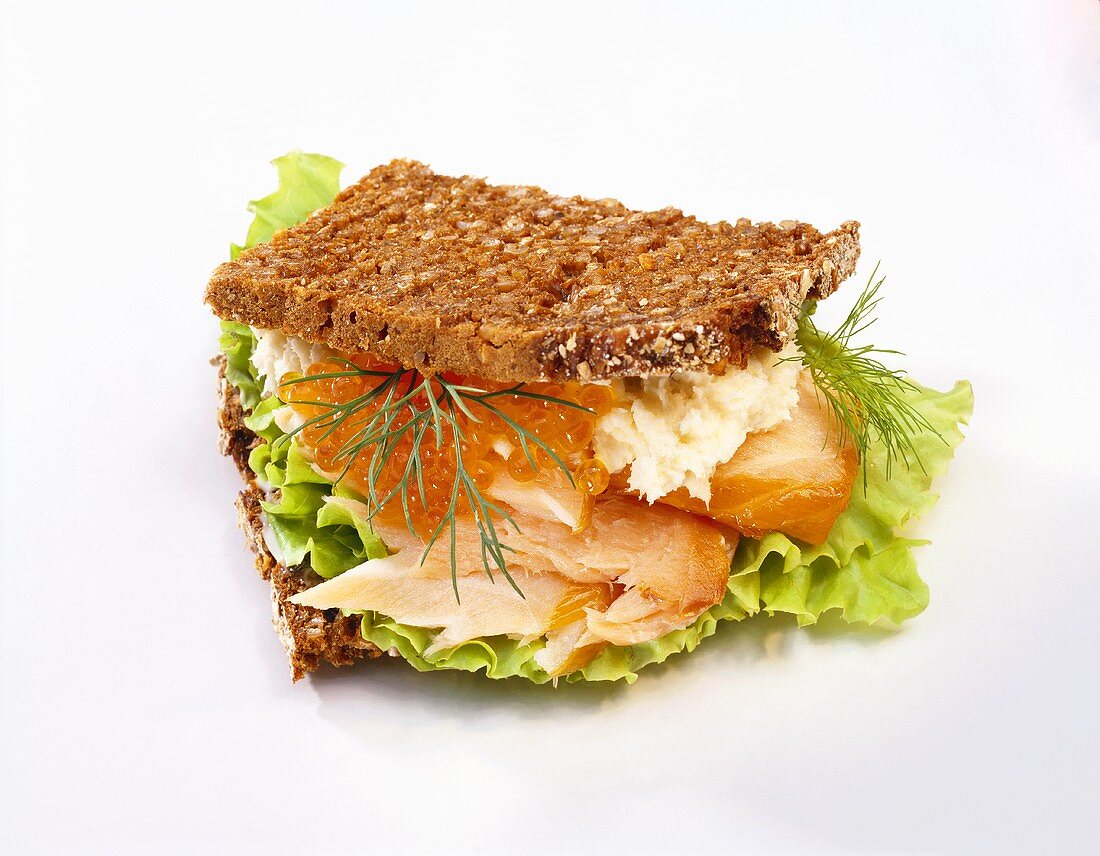 Vollkornbrot-Sandwich mit Fisch, Kaviar und Meerrettich