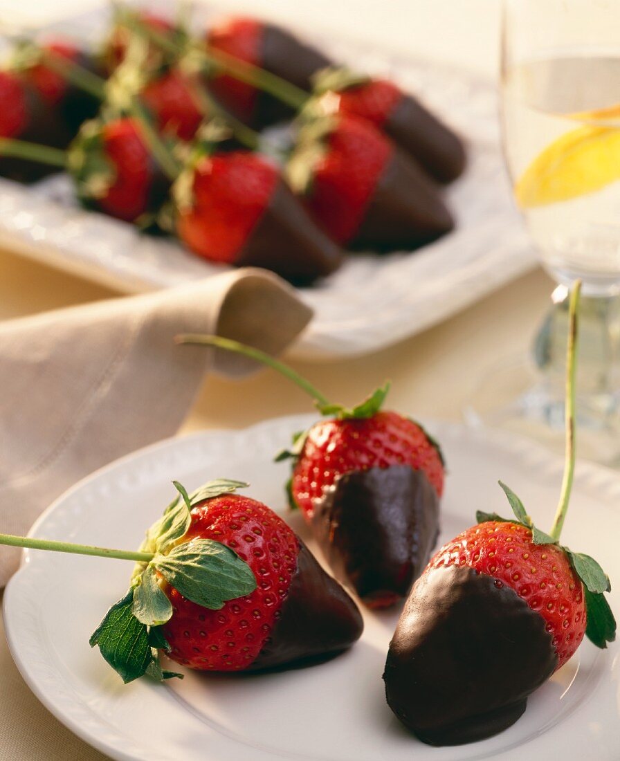 Frische Erdbeeren, in Schokolade getaucht, auf Teller