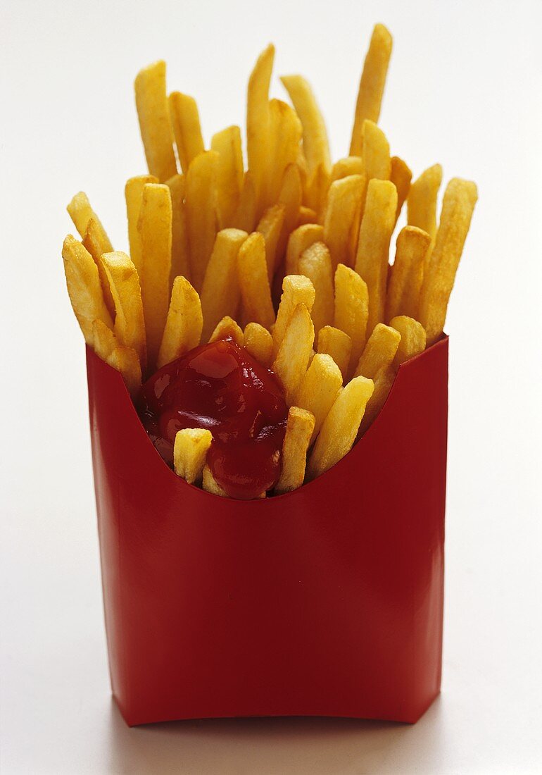 Pommes frites mit Ketchup in roter Pappschachtel