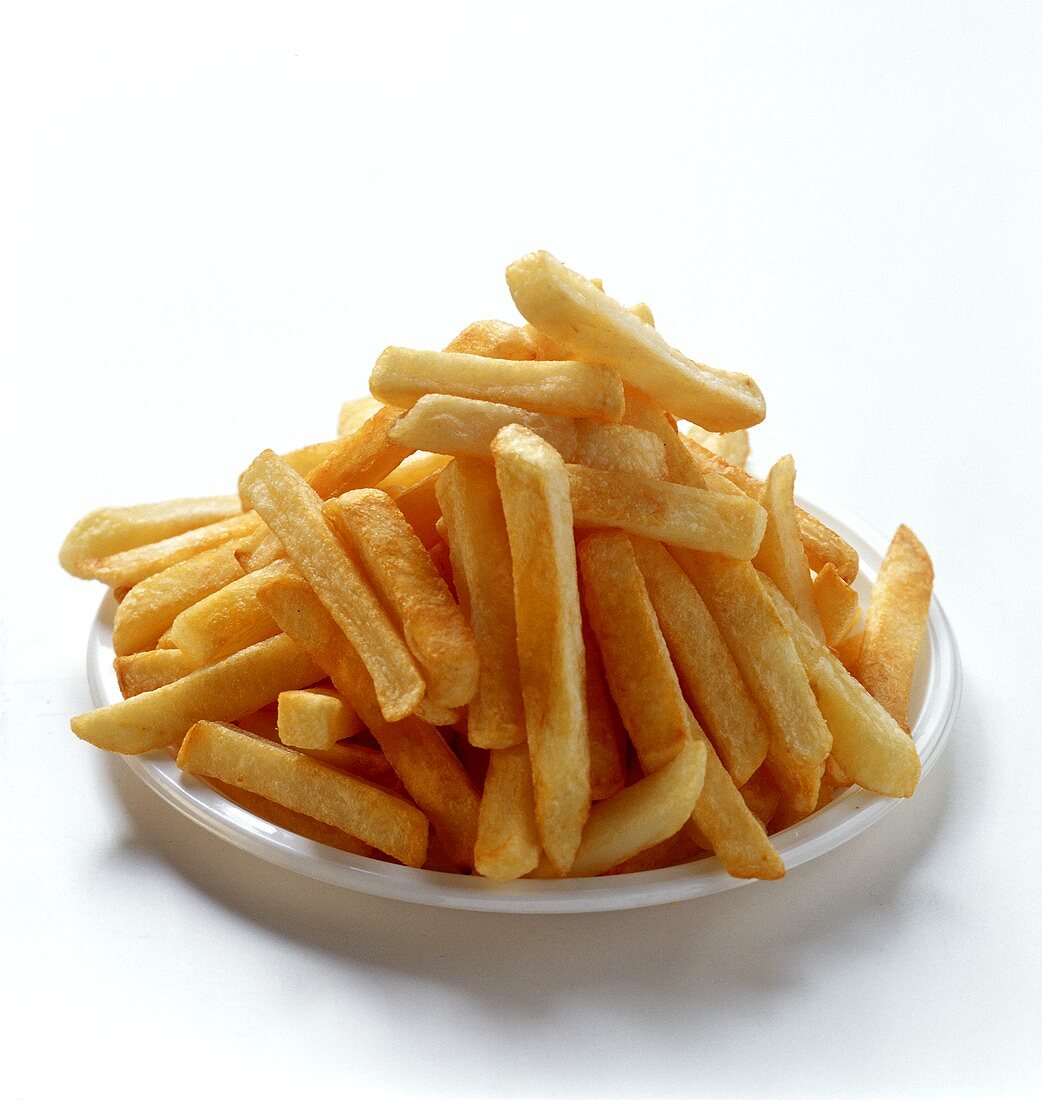 Pommes frites auf weißem Teller