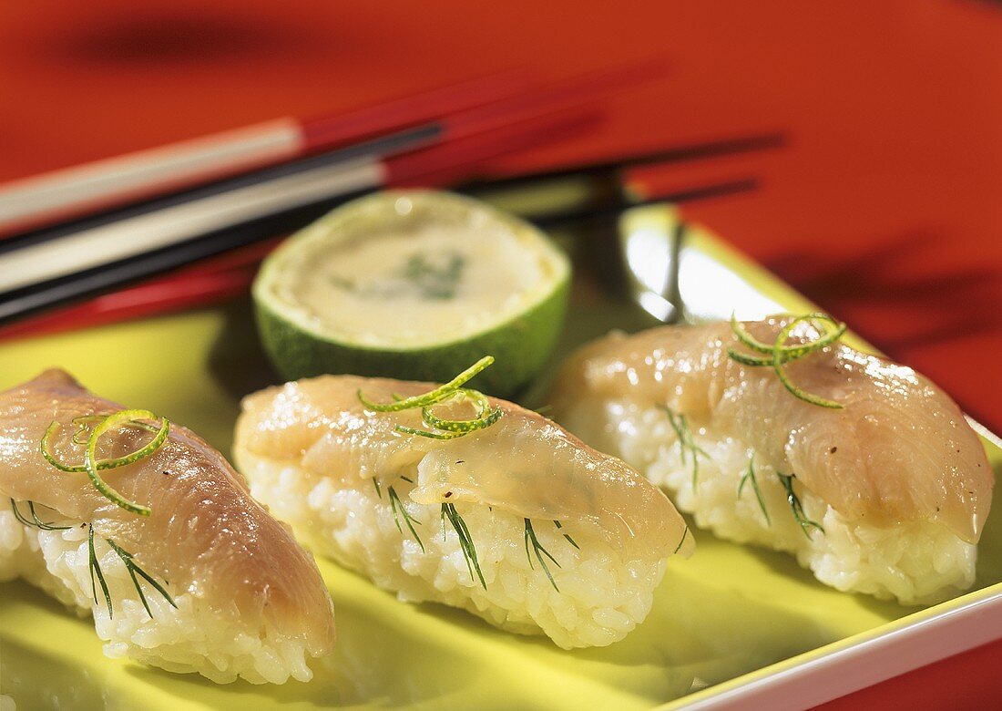 Nigiri mit gebeizter Forelle und Senfsauce